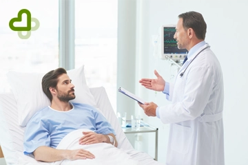 Мужчина лежит на койке, а рядом стоит врач